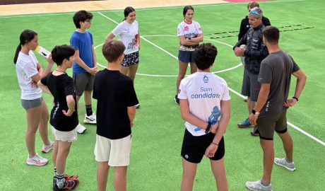 El grup EEBE, atenent les indicacions de Xita, un dels entrenadors del grup, i de Robert Solsona, preparador físic