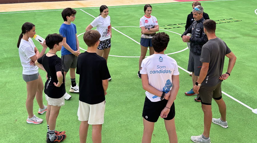 El grup EEBE, atenent les indicacions de Xita, un dels entrenadors del grup, i de Robert Solsona, preparador físic. FOTO: FAE