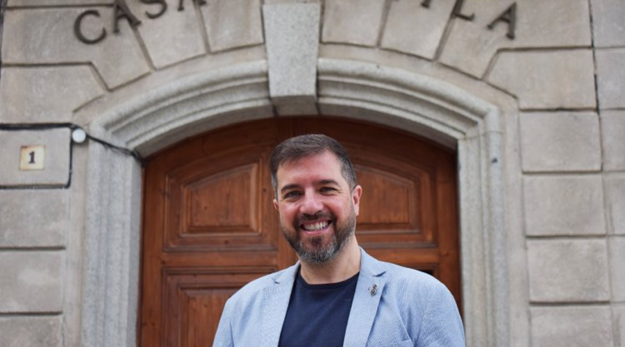 Joan Manel Serra davant l'Ajuntament de Puigcerdà