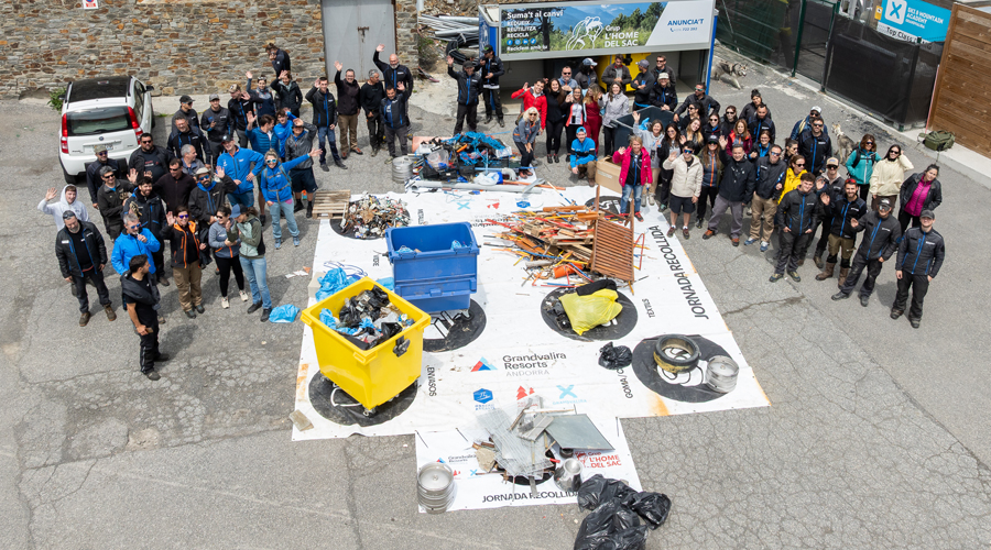Voluntaris i escombraries recollides durant la jornada al sector Grandvalira Grau Roig. Foto: Cedida