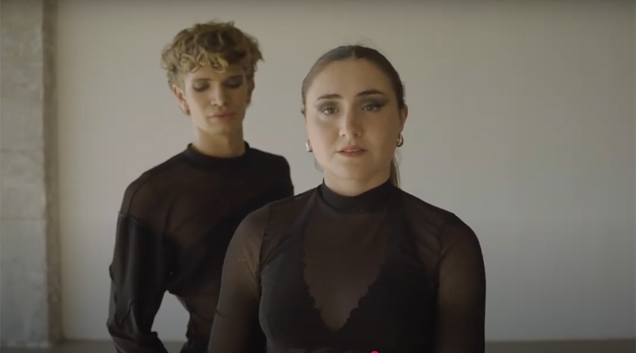 Àlex Orona i Clàudia Bargalló en un fotograma del videoclip