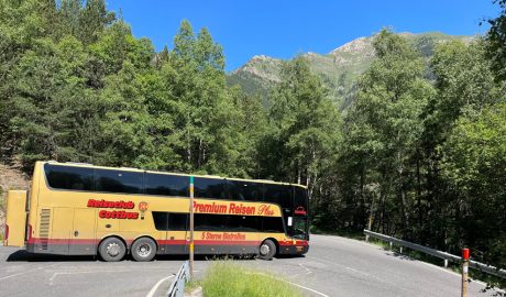 Autobús travessat en el revolt en qüestió