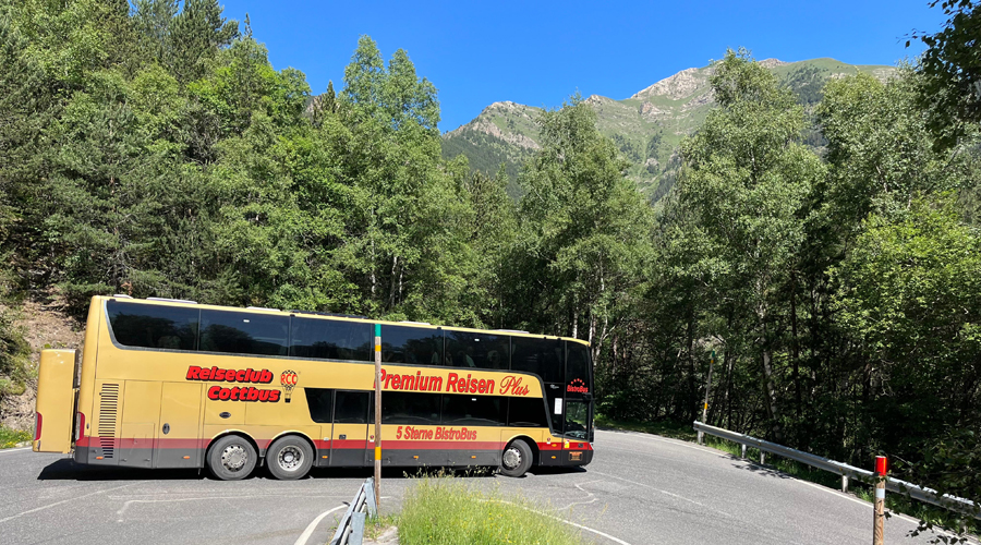 Autobús travessat en el revolt en qüestió (SFGA)