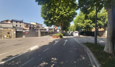 Carrer Bisbe Benlloch de la Seu d'Urgell, en direcció cap a l'escola Pau Claris
