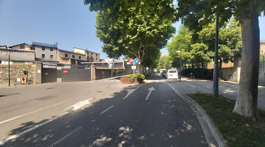 Carrer Bisbe Benlloch de la Seu d'Urgell, en direcció cap a l'escola Pau Claris (Aj. la Seu)