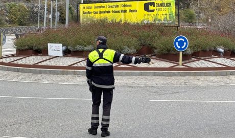 Un agent de circulació a Sant Julià