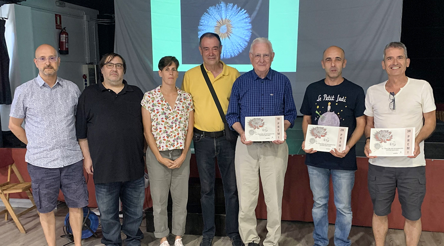 Els guardonats i el jurat de 2024 amb la foto guanyadora al fons (Aj. Llívia)
