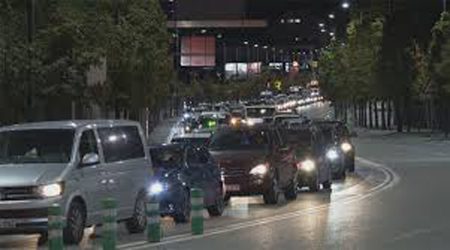 Cua de vehicles en sentit al centre del país