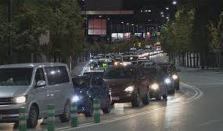 Cua de vehicles en sentit al centre del país