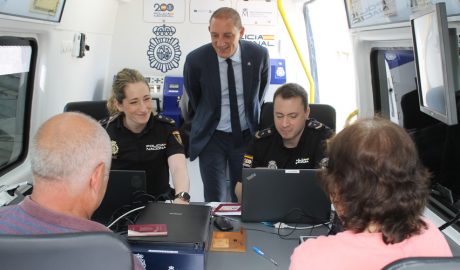 José Crespín observant com es duen a terme les tramitacions dels DNI des del vehicle adaptat