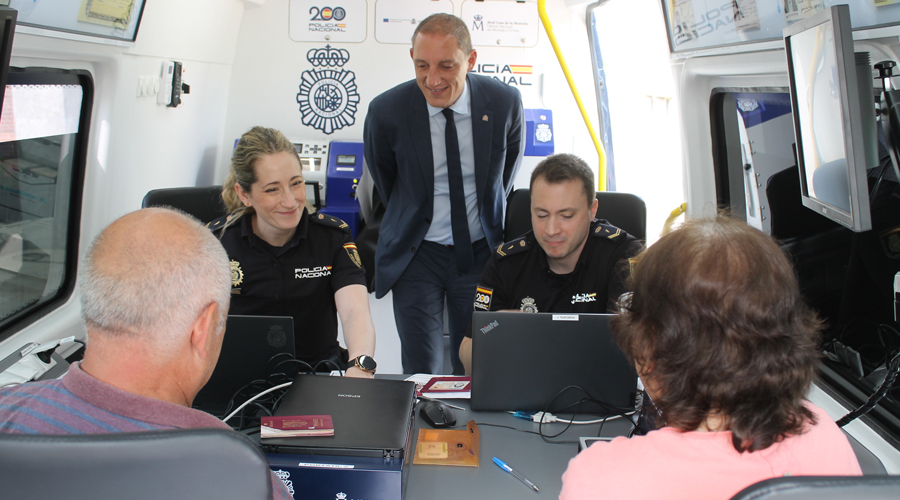 José Crespín observant com es duen a terme les tramitacions dels DNI des del vehicle adaptat (Subdelegació)