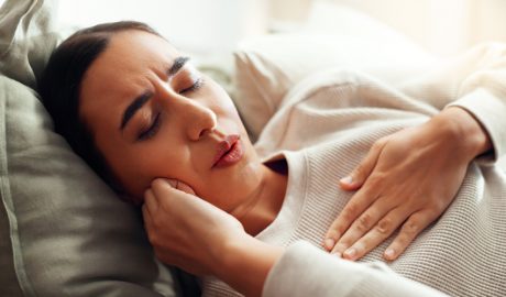 Una dona simulant una situació d'ofec que l'impedeix dormir
