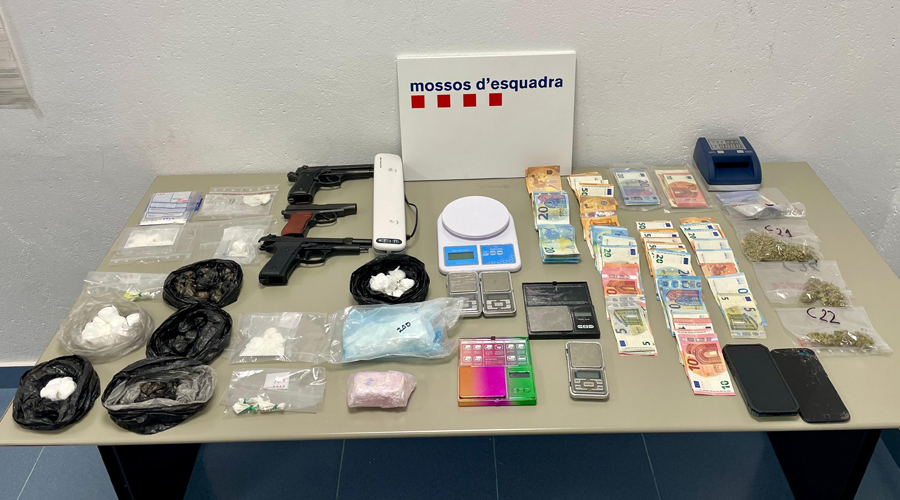 La droga, els diners i altres elements intervinguts per la Policia catalana (Mossos d'Esquadra)