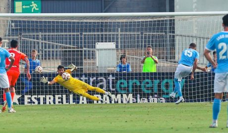 El porter tricolor, Nico Ratti, aturant el penal