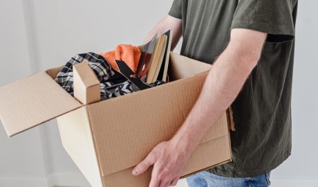 Un home portant una caixa amb trastos que no utilitza