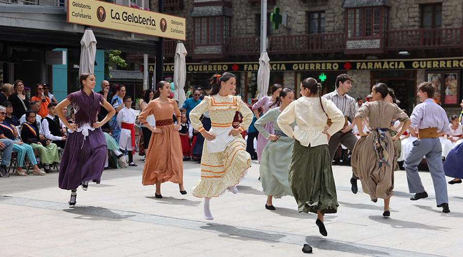 L'Esbart Santa Anna actuant per la Festa de la Parròquia (comuee)