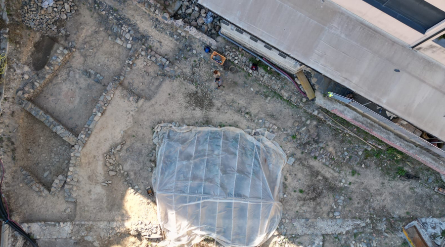 Visió parcial del jaciment del pati de Les Monges (Aj. la Seu)