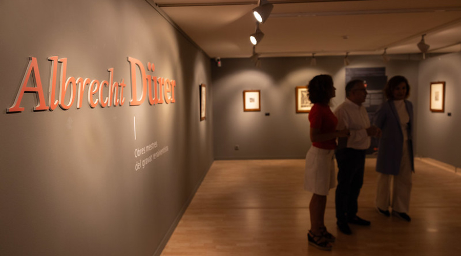 El CAEE acollint l'exposició (comuee)