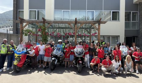 Foto de família amb els visitants i els usuaris del centre