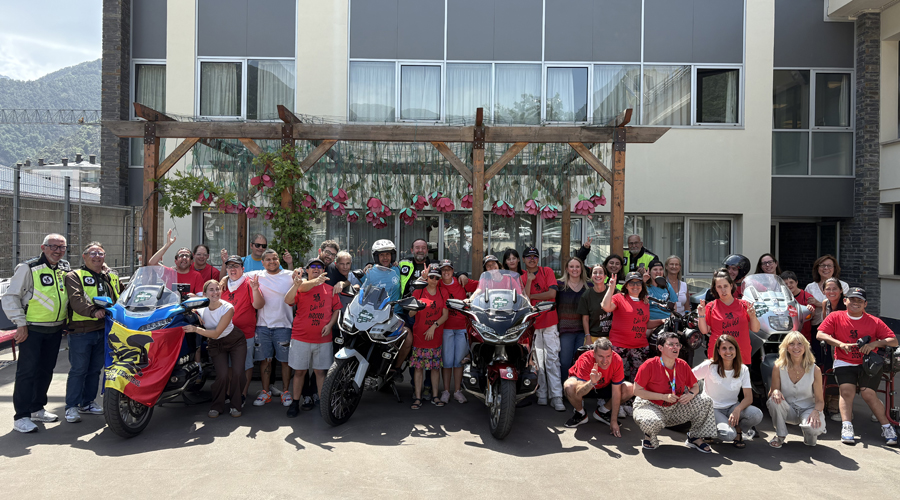 Foto de família amb els visitants i els usuaris del centre (FPNSM)
