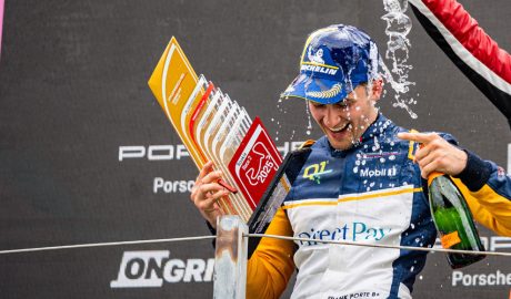 Frank Porté, de celebració, dalt del podi