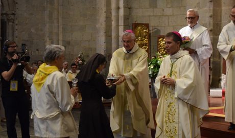 En primer terme, l'arquebisbe Joan-Enric Vives i el bisbe i copríncep, Josep-Lluís Serrano