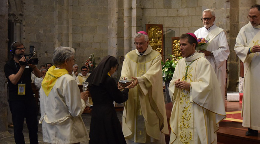 En primer terme, l'arquebisbe Joan-Enric Vives i el bisbe i copríncep, Josep-Lluís Serrano (Bisbat d'Urgell)