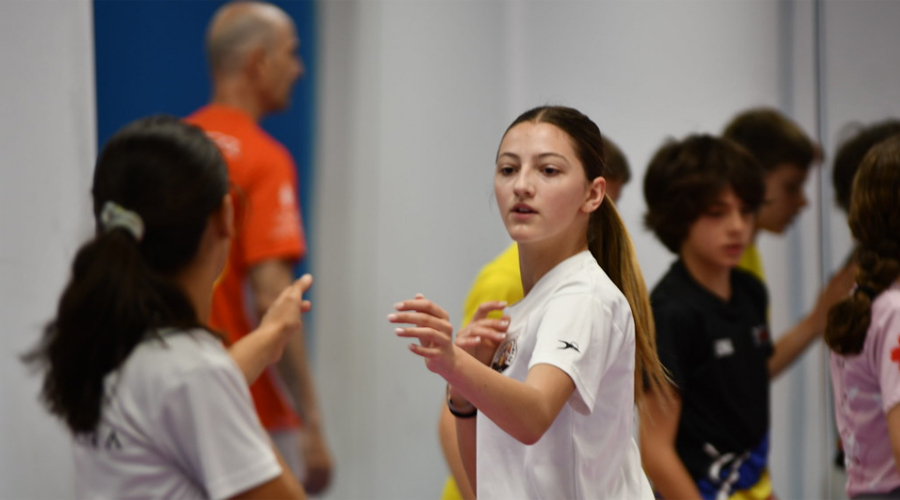 Dues karatekes durant la tecnificació (Karate Xavi Andorra)