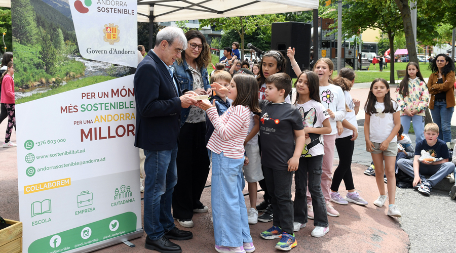 A l'esquerra, el ministre Ladislau Baró amb alguns alumnes (SFGA)