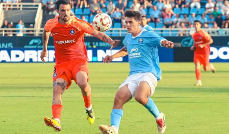 Marc Domènech, de blau, jugant amb l'Eivissa contra l'Andorra