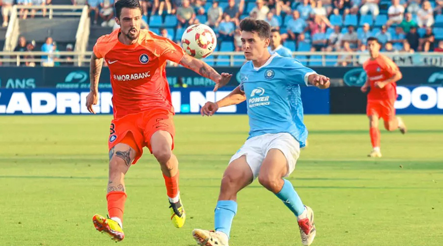 Marc Domènech, de blau, jugant amb l'Eivissa contra l'Andorra (FC Andorra)