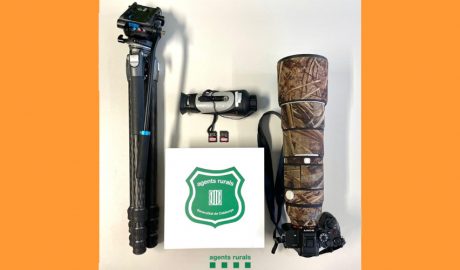 Equip fotogràfic comissat a un home que captava imatges sense permís al gall fer, al Pallars Sobirà