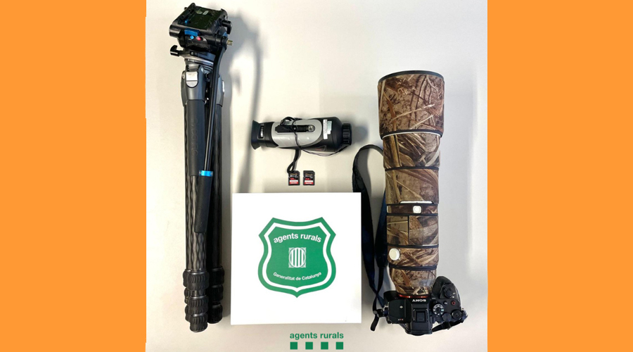 Equip fotogràfic comissat a un home que captava imatges sense permís al gall fer, al Pallars Sobirà (Foto: Agents Rurals)