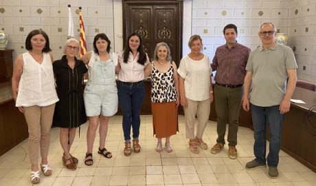 Els mestres que s'han jubilat aquest curs amb les autoritats municipals