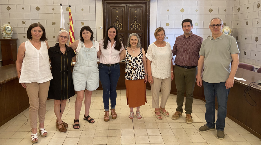 Els mestres que s'han jubilat aquest curs amb les autoritats municipals (Aj. la Seu)