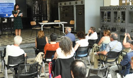 A l'esquerra, la ministra Mònica Bonell durant la seva intervenció