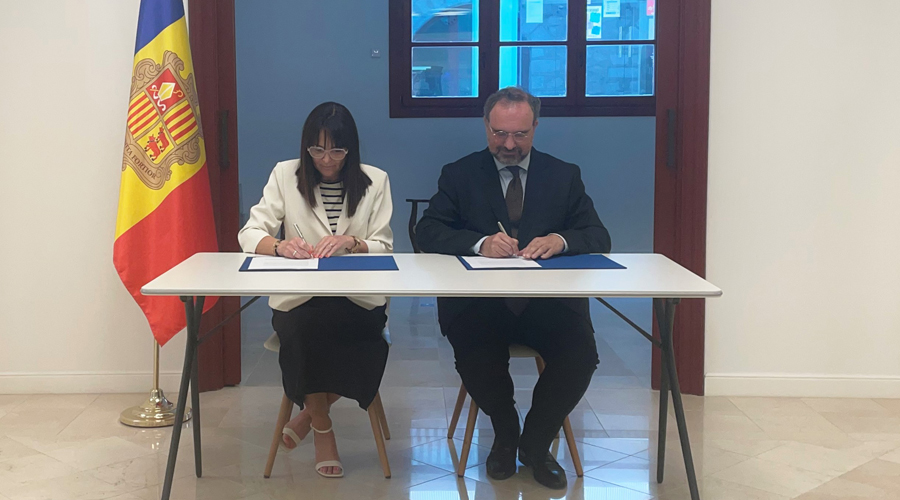 Mònica Bonell i Juli Minoves signant el memoràndum d'entesa (SFGA)