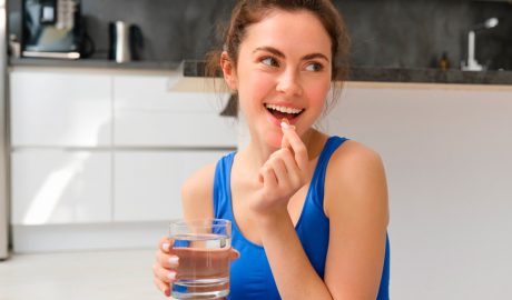 Una dona jove prenent un nutricosmètic