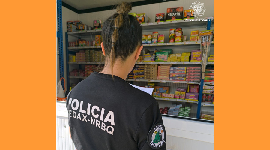 Una policia davant d'un establiment de pirotècnia (Policia d'Andorra)