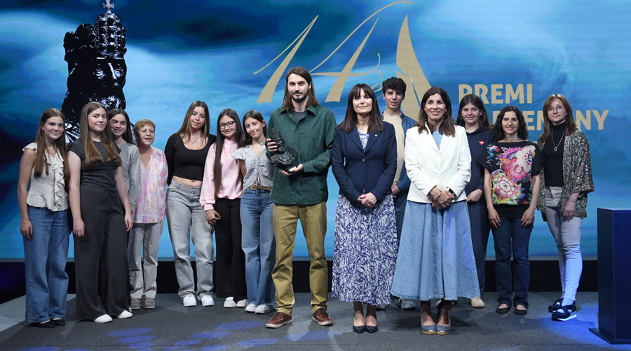 Al centre de la imatge, Jose López amb l'estatueta com a guanyador d'enguany (SFGA)