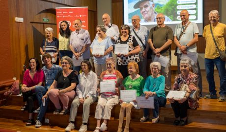 La gent gran que ha pres part a la segona prova pilot i el jove Markus Urban (segon per l'esquerre)