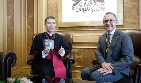 El copríncep mostrant el passaport i el passaport diplomàtic andorrans al costat del cap de Govern