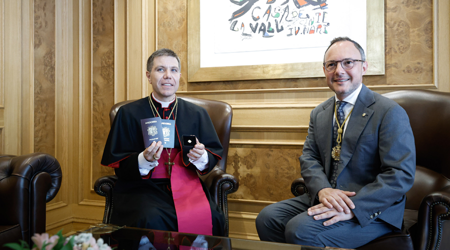 El copríncep mostrant el passaport i el passaport diplomàtic andorrans al costat del cap de Govern (SFGA)