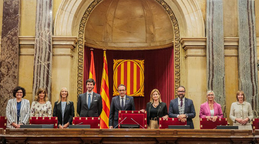 Tercera i quart -començant per l'esquerra- Sandra Codina i Carles Ensenyat, amb la Mesa del Parlament català (Consell General)