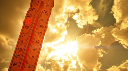 Un termòmetre assenyalant temperatures altes