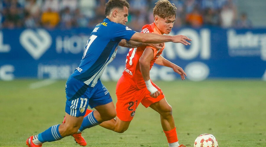 A l'esquerra, Thomas Carrique, en un partit contra el conjunt del Principat (FC Andorra)