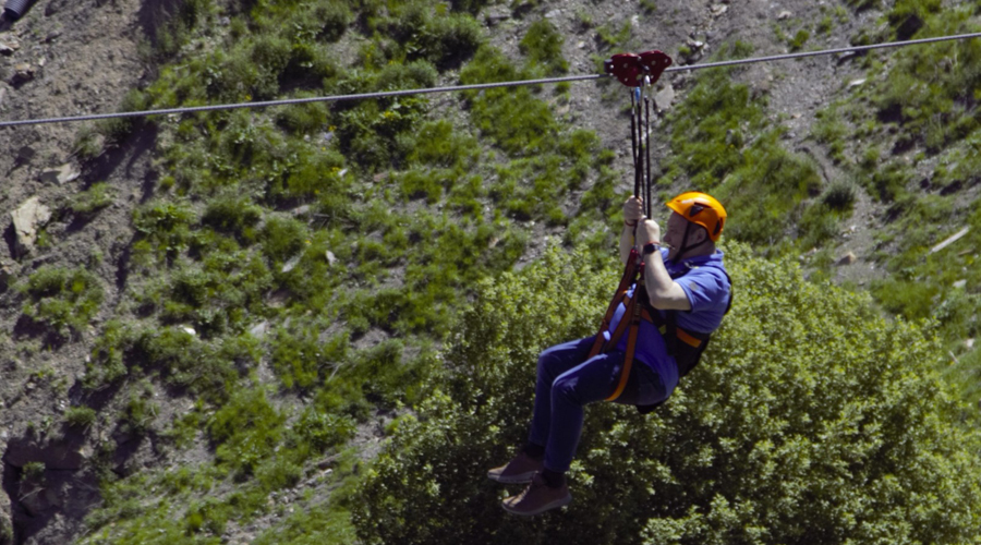 El president d'FGC amb la nota tirolina (Govern.cat)