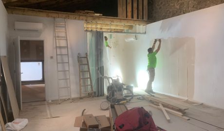 Treballs de reforma a la borda Gabriel