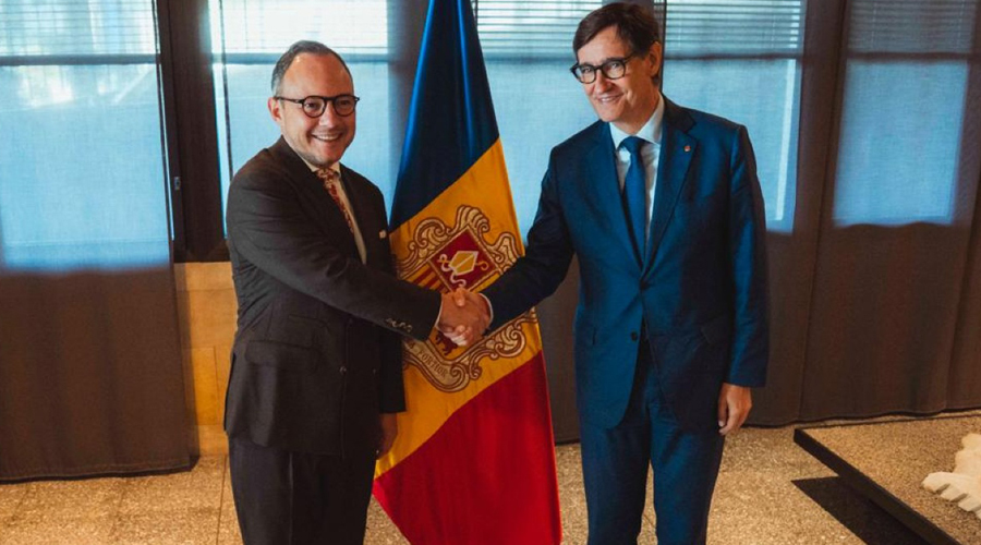Salutació entre Xavier Espot i Salvador Illa. Foto: Arnau Carbonell