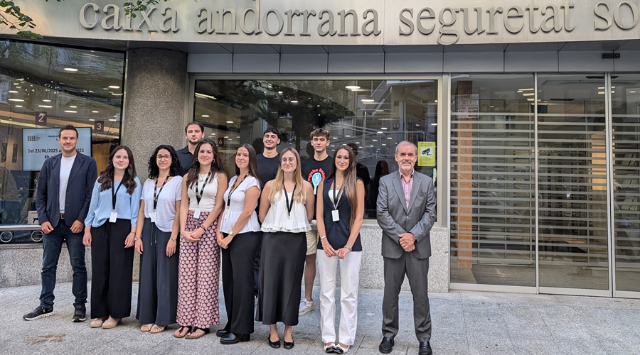 Els joves eventuals amb els càrrecs de la CASS davant de la seu de l'entitat (CASS)